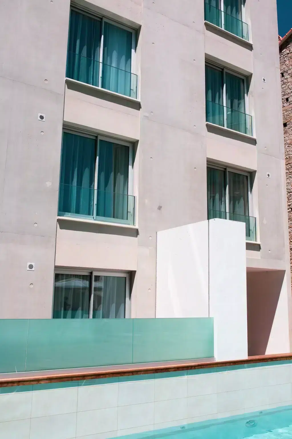 Hotel mit französischen Balkons an den Fenstern