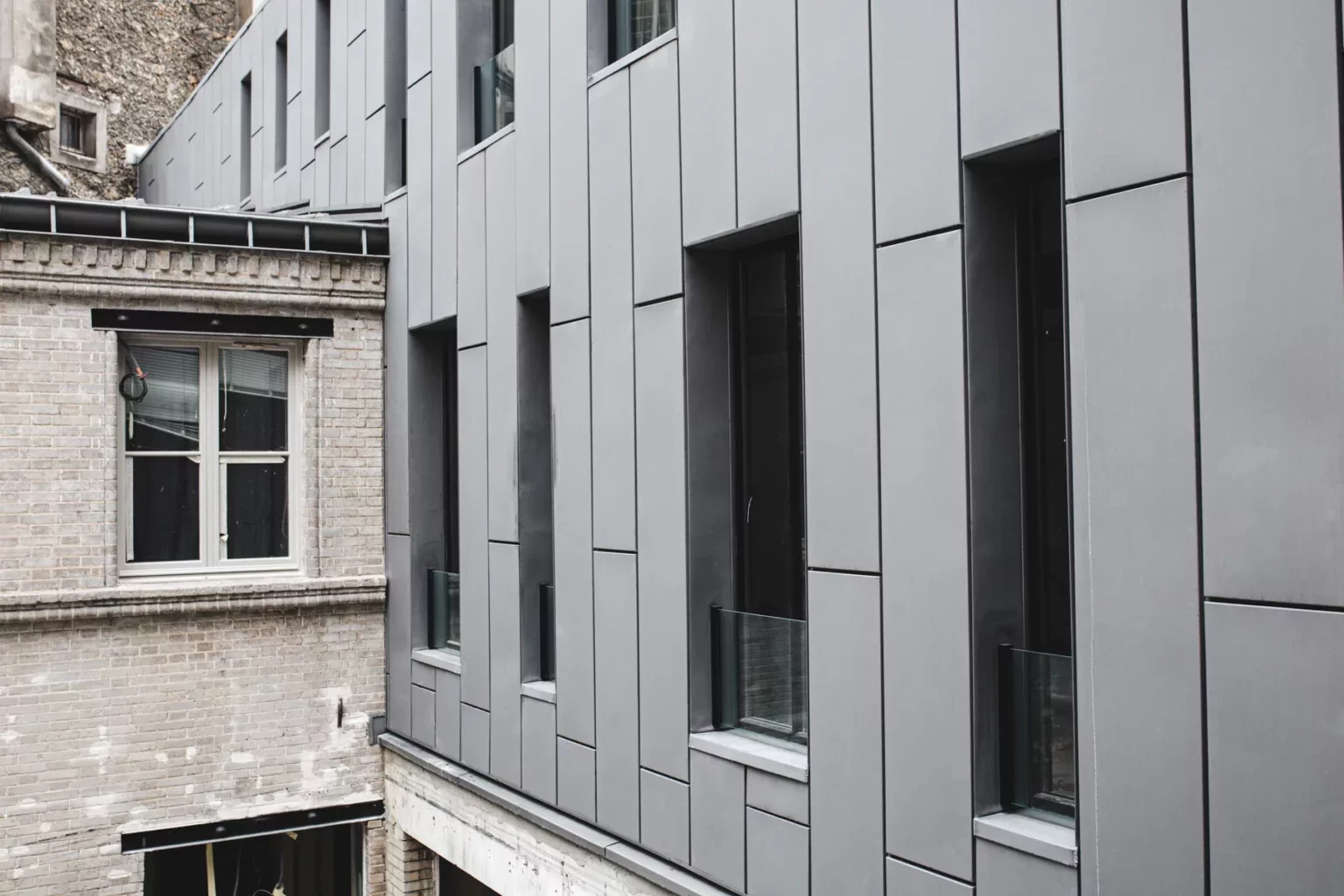 Bürogebäude mit französischen Balkons an den Fenstern