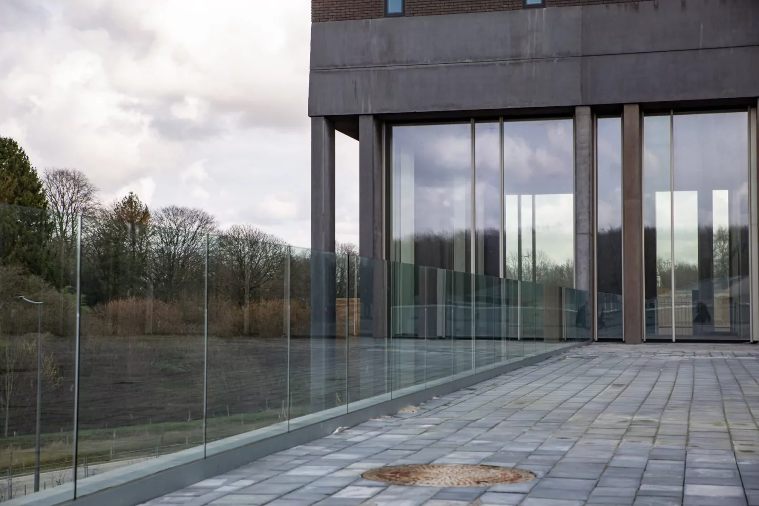 Bürogebäude mit Glasbalustraden als Absturzsicherung