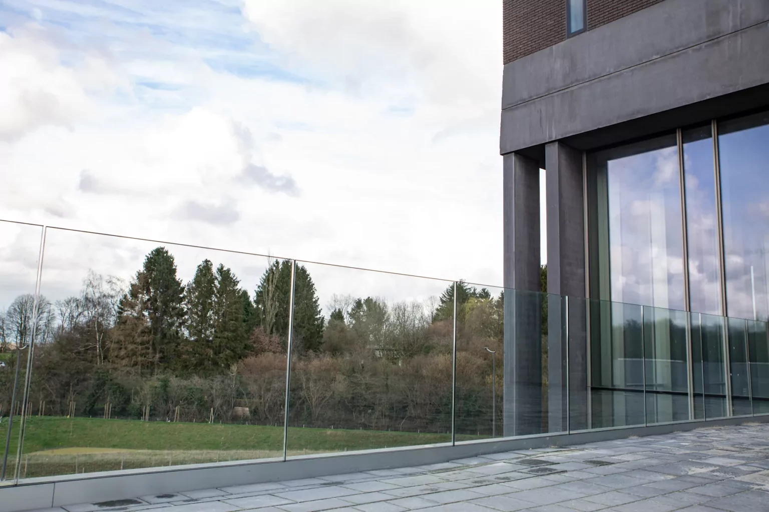 Bürogebäude mit Glasbalustraden als Absturzsicherung