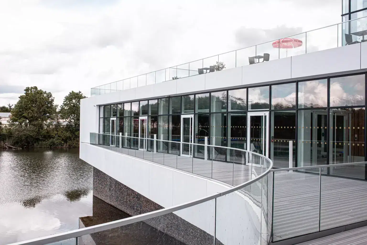 Schwimmhalle mit Glasbalustraden