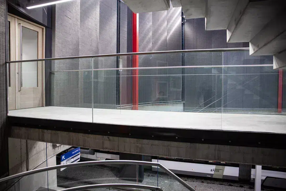 Metrostation mit Glasbalustraden als Absturzsicherung