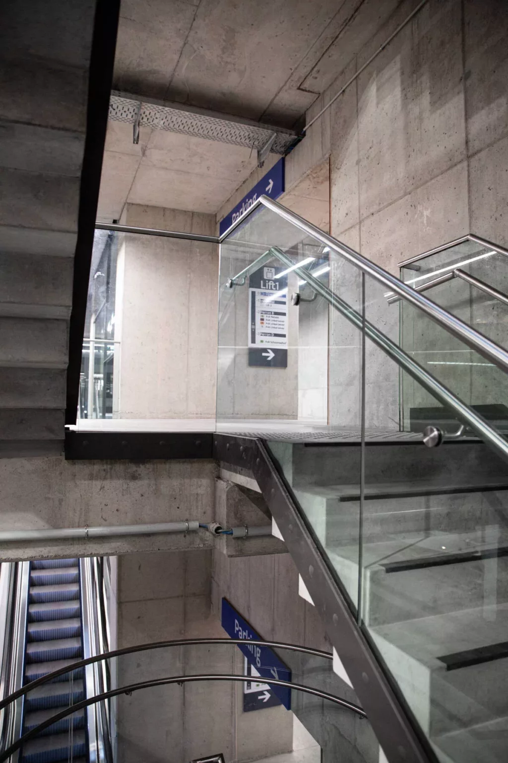 Metrostation mit Glasbalustraden als Absturzsicherung an den Treppen