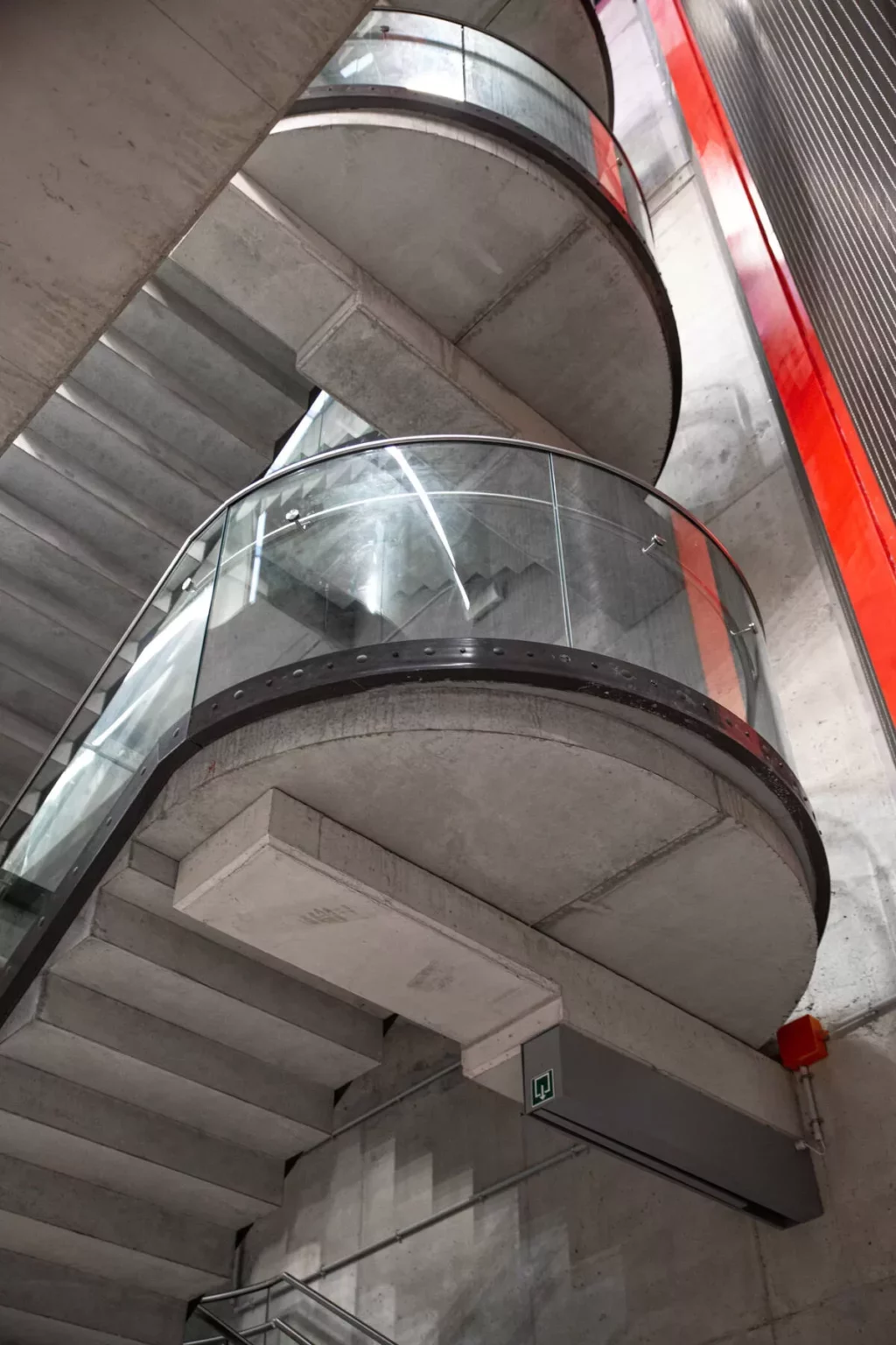 Metrostation mit Glasbalustraden als Absturzsicherung an den Treppen