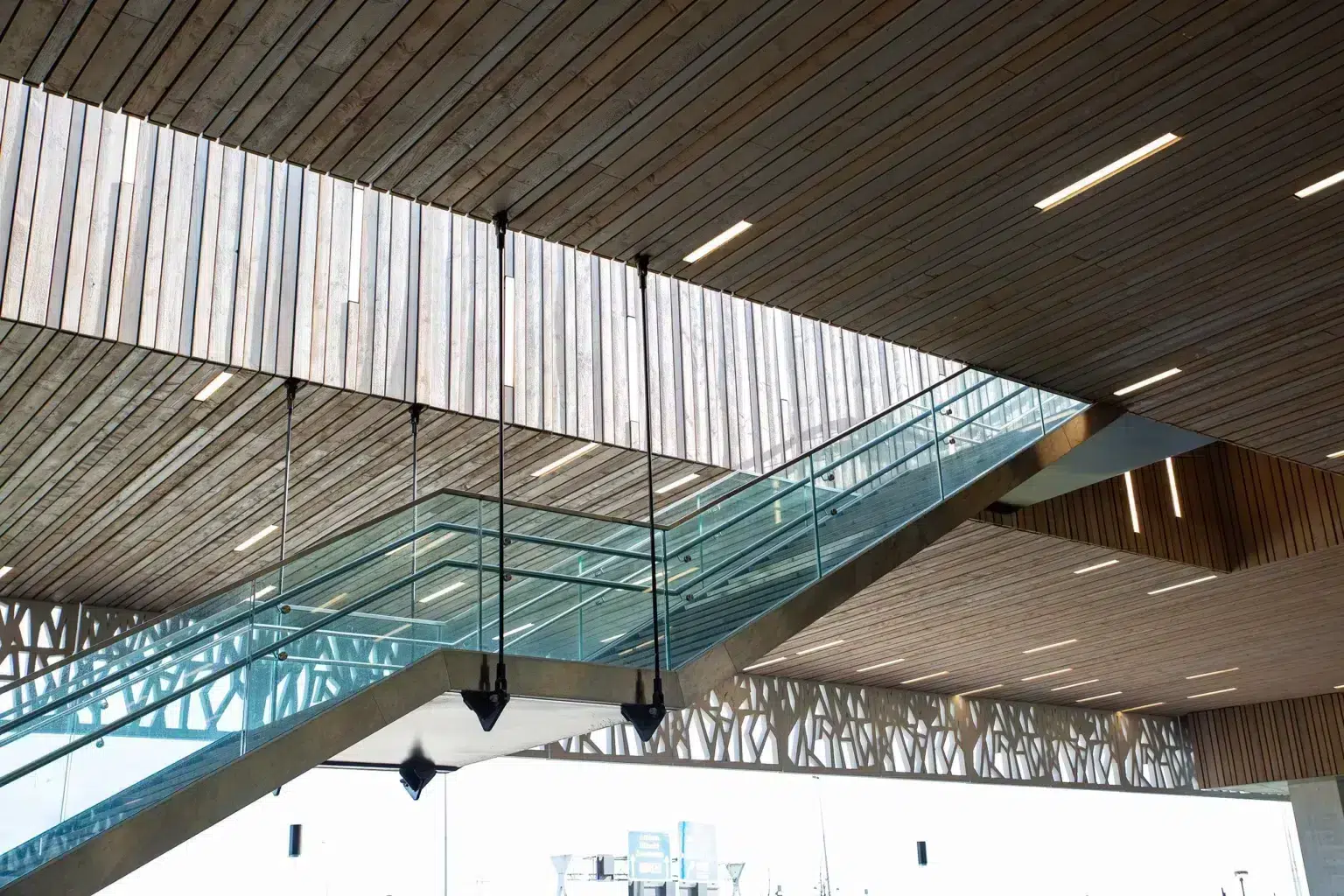 Bahnhof mit Glasbalustraden als Absturzsicherung an der Treppe