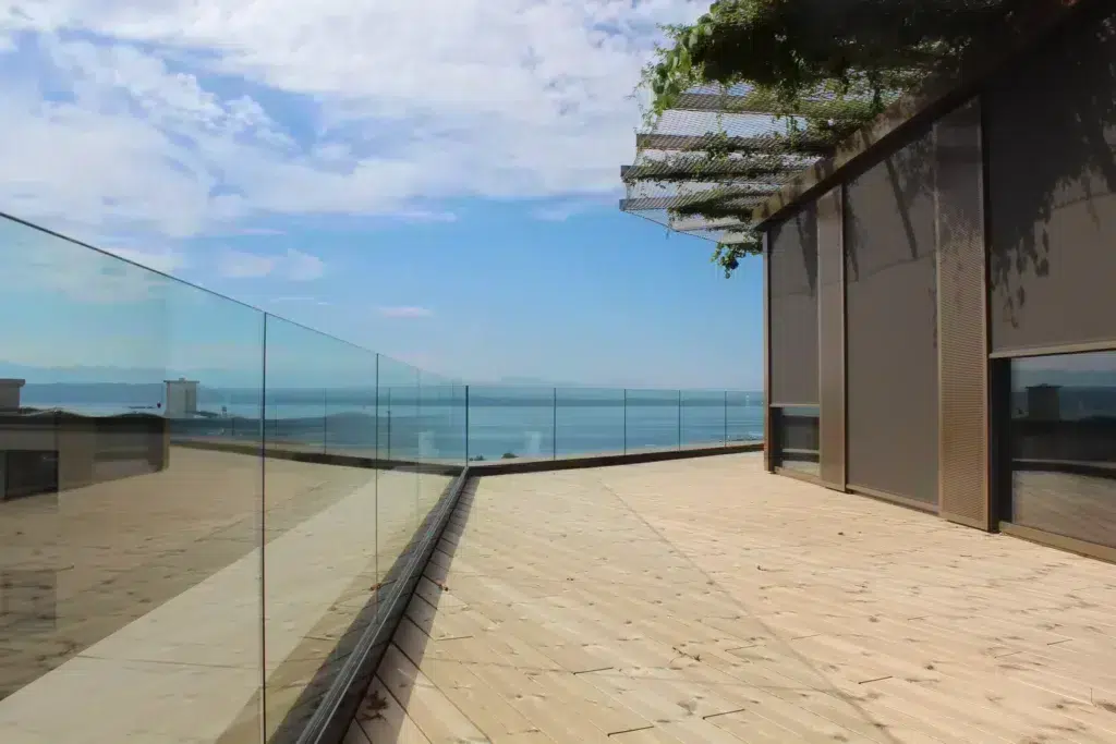 Balkon mit Glasbalustraden