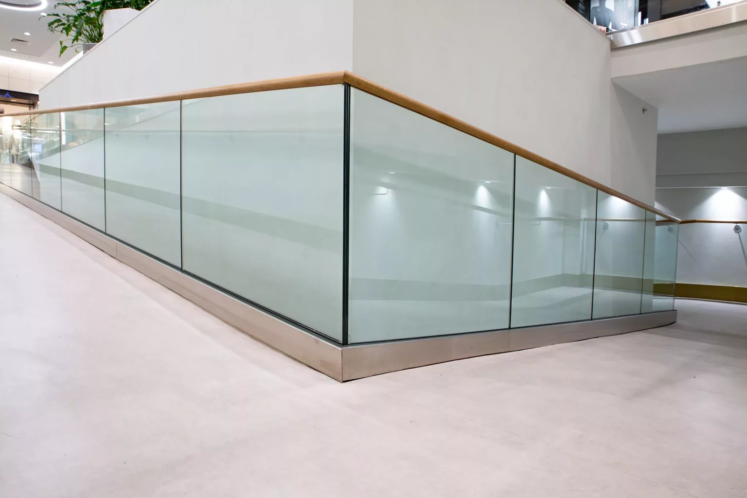 Einkaufszentrum mit Glasbalustraden als Absturzsicherung