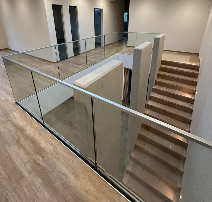 Moderne binnentrap met glazen leuningen
