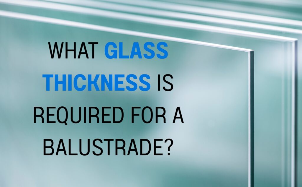 Glazen panelen en tekst over balustrade-eisen