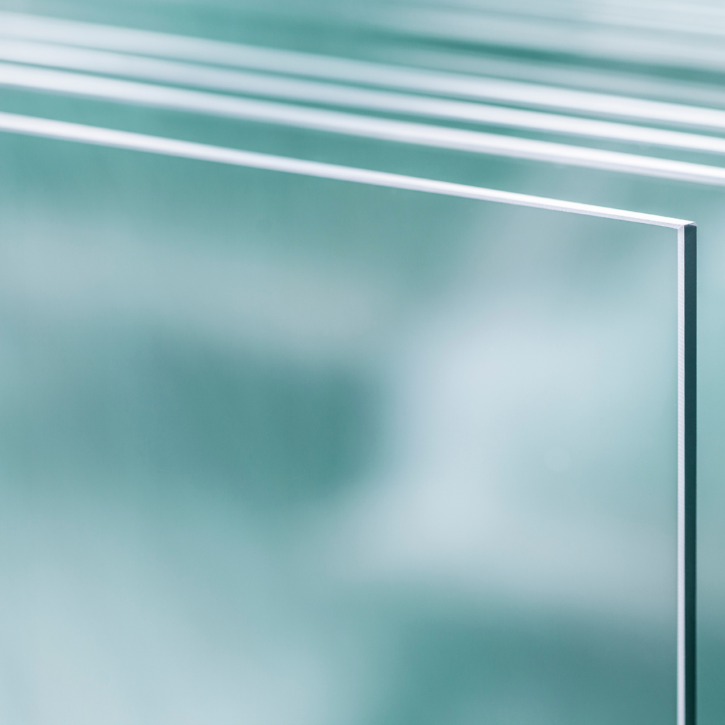 Close-up van matte glaspanelen met gepolijste randen